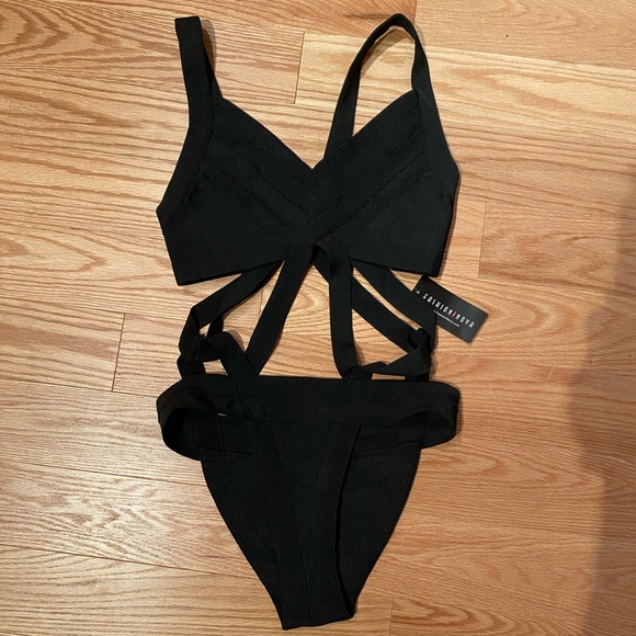 Sexy Bandage Wrap Swimsuit - Picture 3 of 6